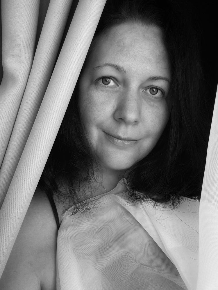 Селфи на фоне окна. Часть 2