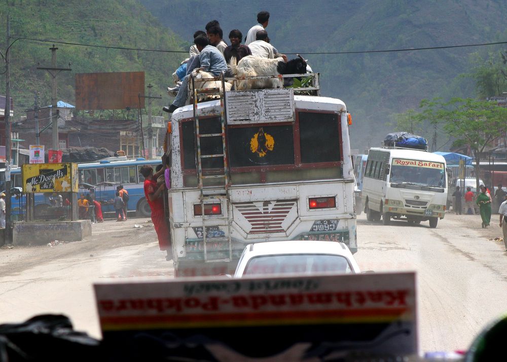 Непал. В автобусе с козлом