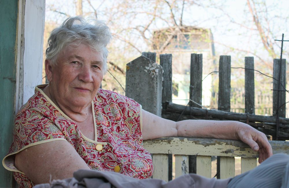Бабуля на даче