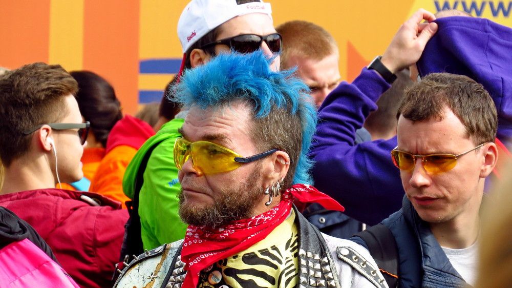 Выделяется из толпы