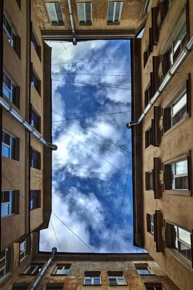 Глядя в небо.