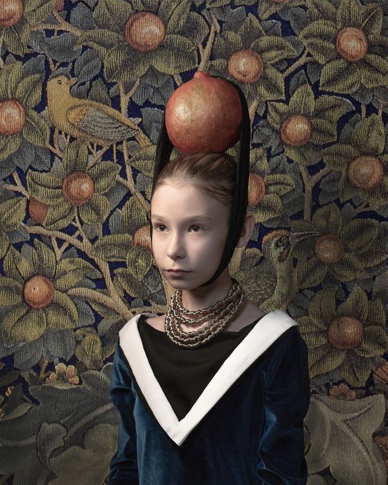 Девочка с гранатом