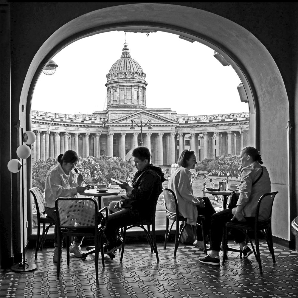 Вид из окна на Казанский Собор из дома Зингера.