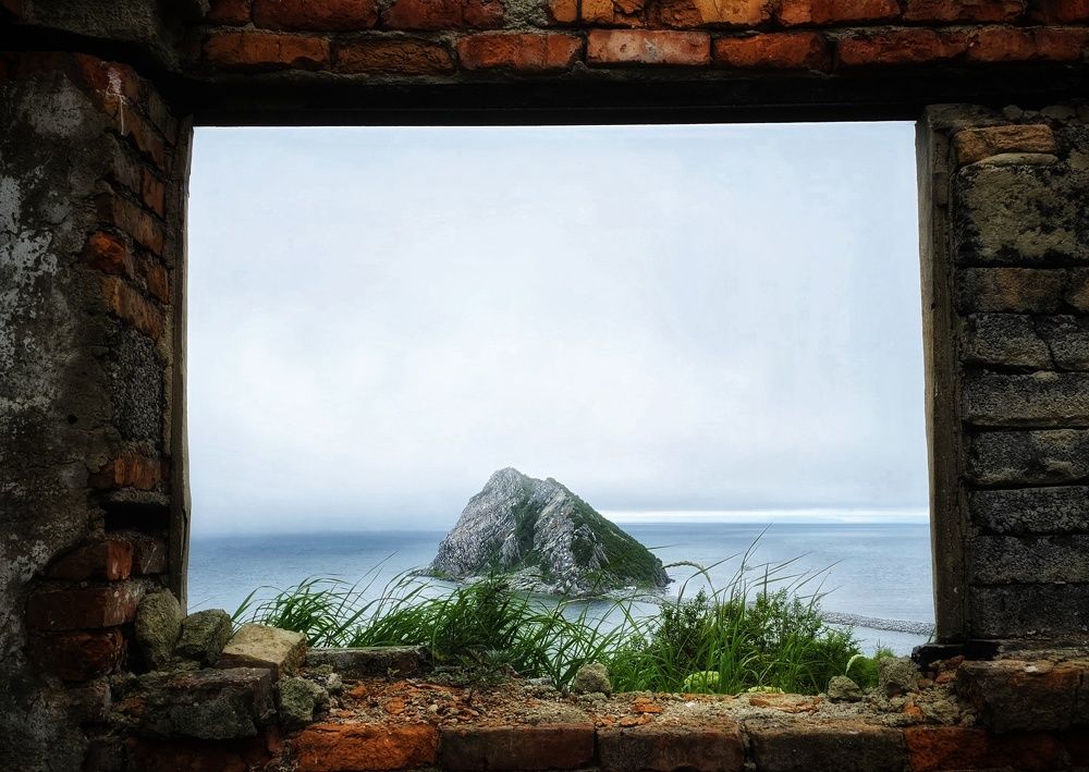 Окно с видом на остров