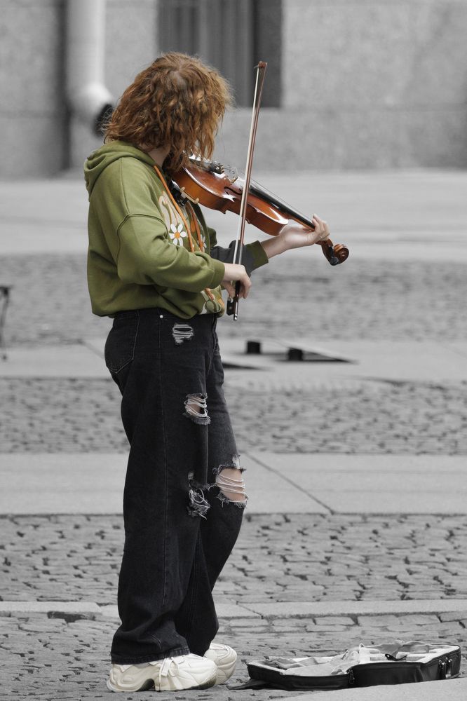 Скрипачка в арке Генштаба