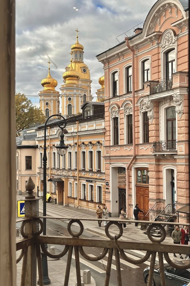 Вид из окна на Владимирский собор в Санкт-Петербурге