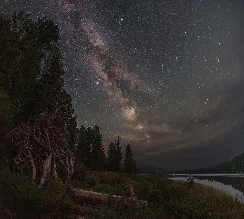 Мрачная ночь в природном парке Ергаки