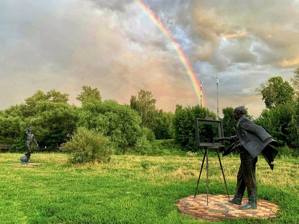 Леонов рисует