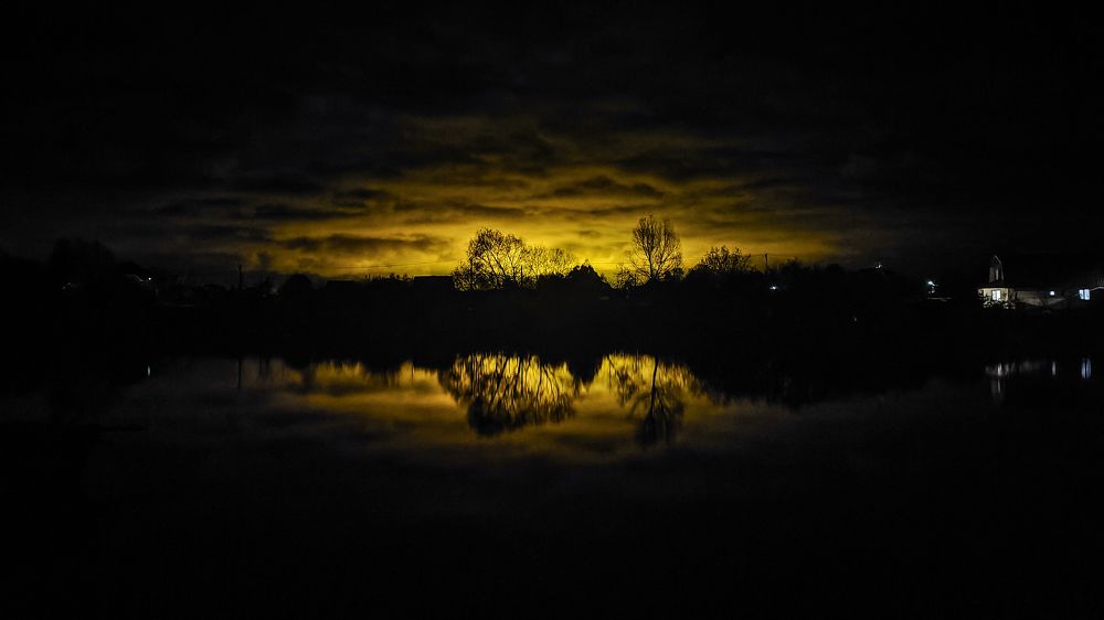 On the edge without a bottom