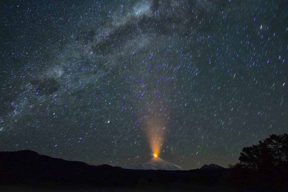 "Vigilante de Fuego Bajo las Estrellas"