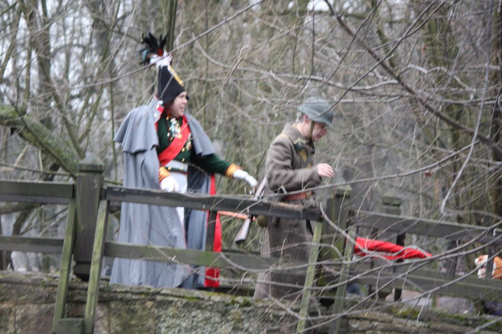 - Что же ты, брат, несобразно эпохе оделся?..   ))