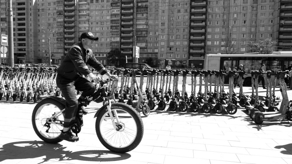 Популярный транспорт в большом городе.