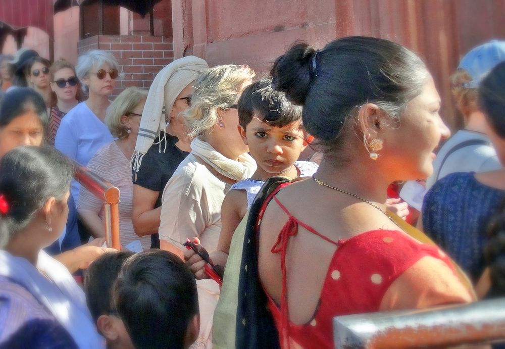 Мальчик в толпе