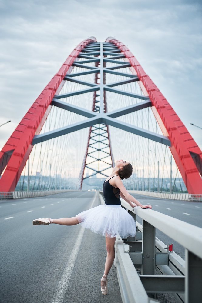 Балерина на мосту