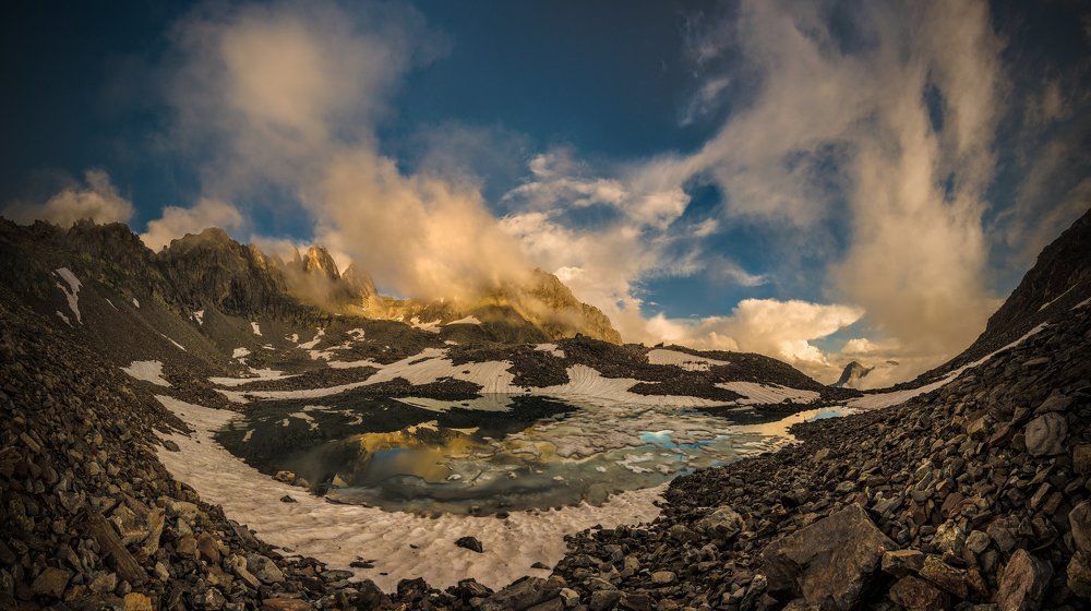 Озеро в снежнике