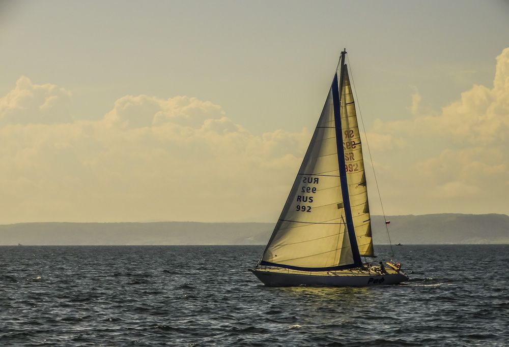 Белеет парус...