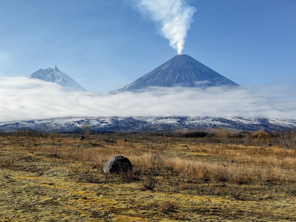 Вулканы Камень и Ключевская сопка.