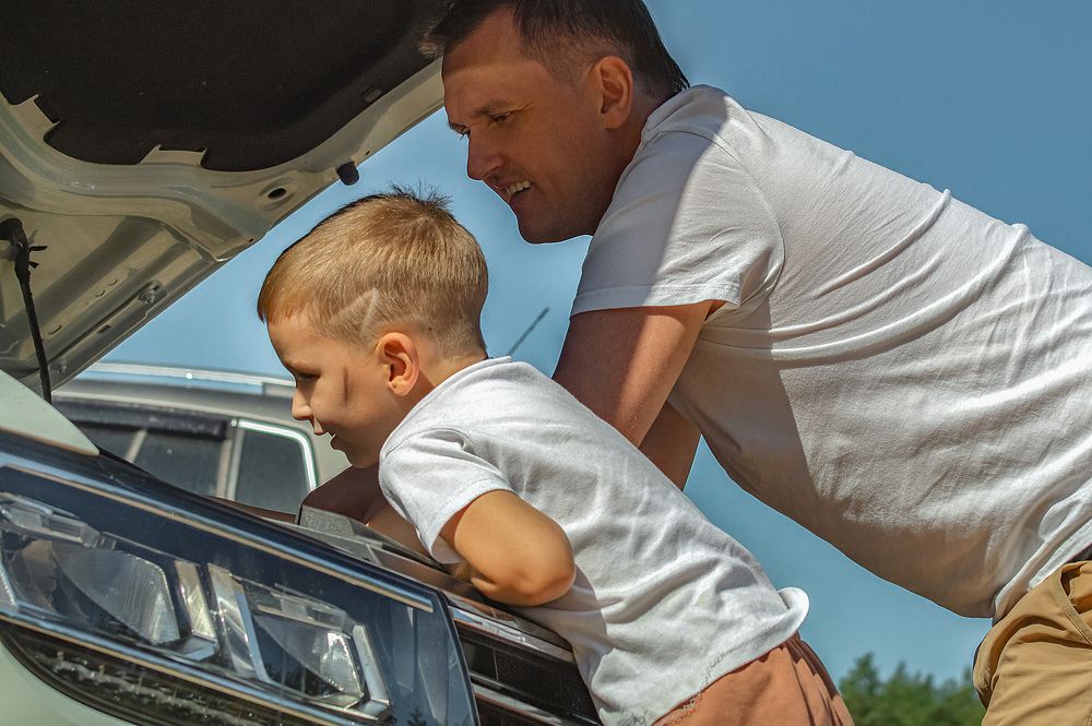 Между мальчиками.