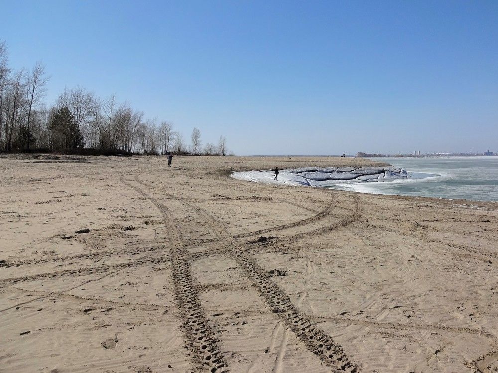 Следы протектора шин квадроцикла на песке