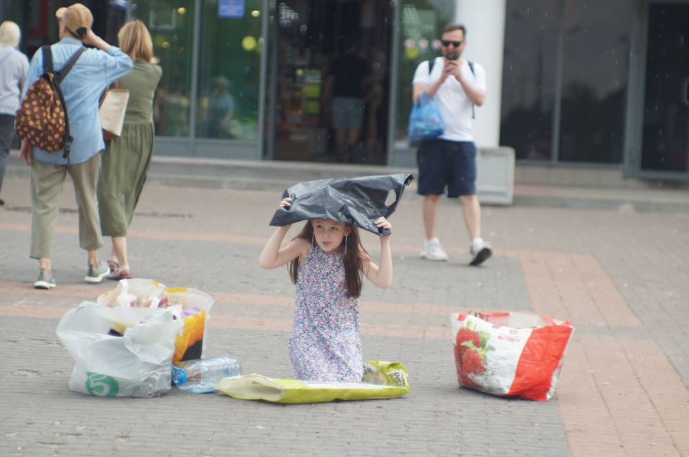 Девочка с пакетами