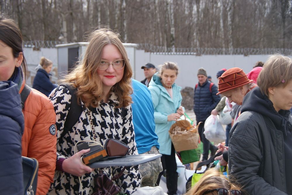 Девушка в толпе