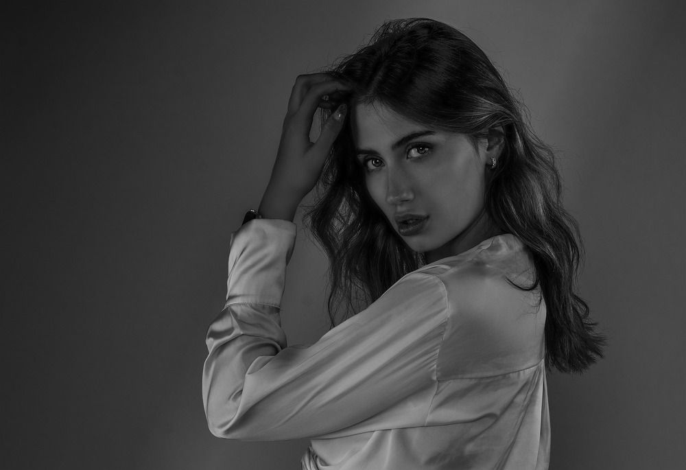 White shirt and black hair.