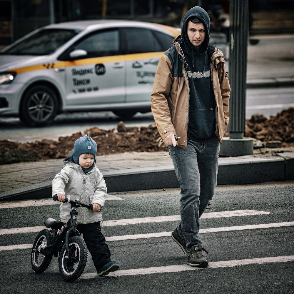 С папой в ногу...