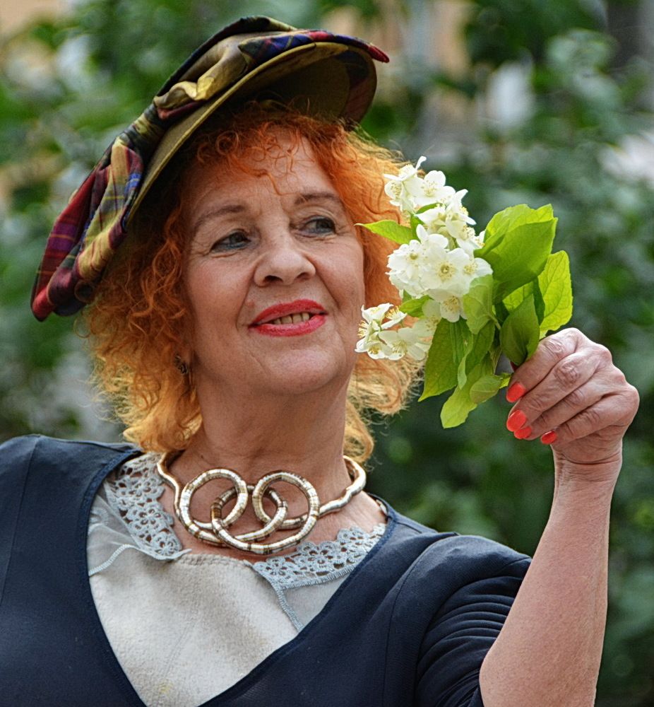 Дама с цветами