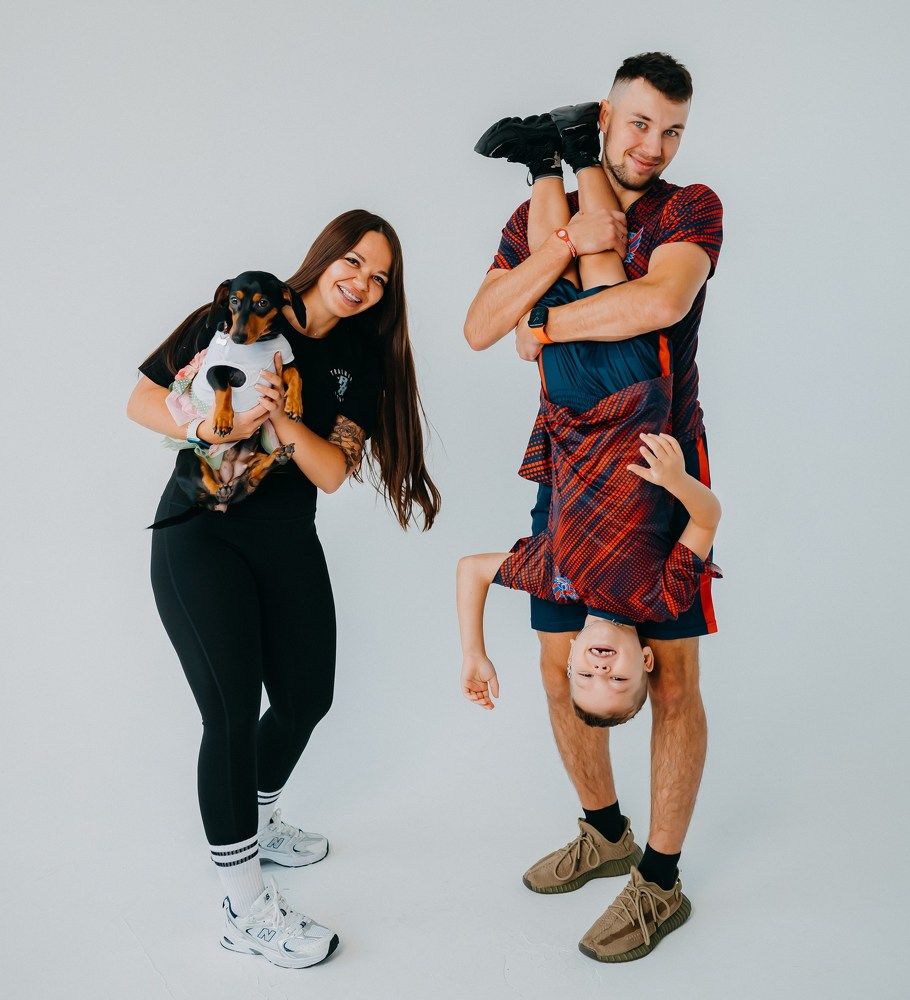 Спортивная семья, папа и сын хоккеисты