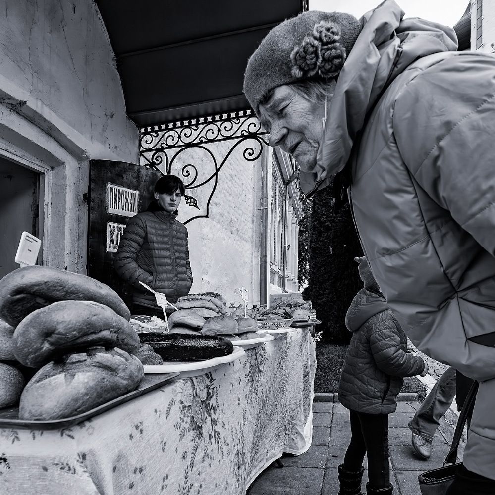 Женщина у прилавка.