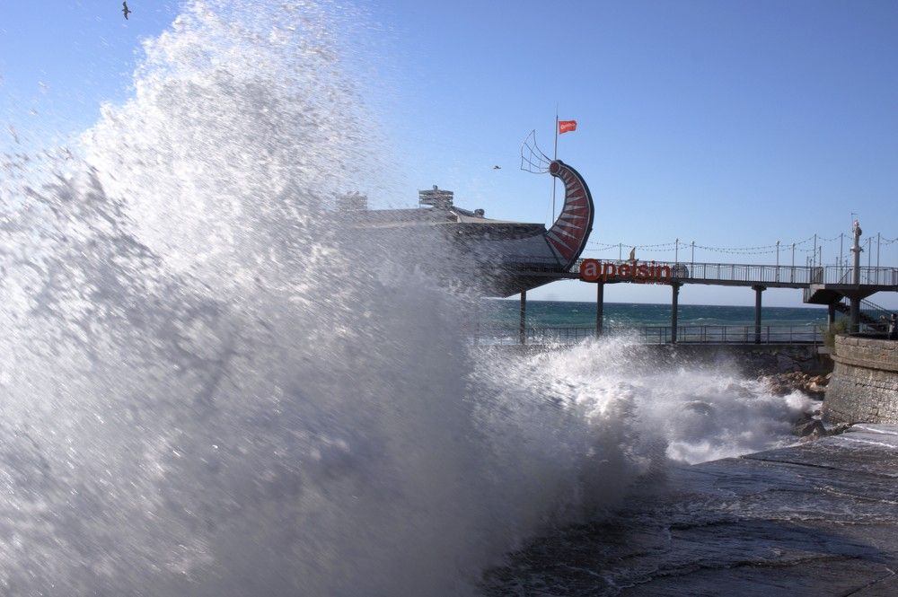 Сильный шторм и ураганный ветер на центральной набережной Ялты
