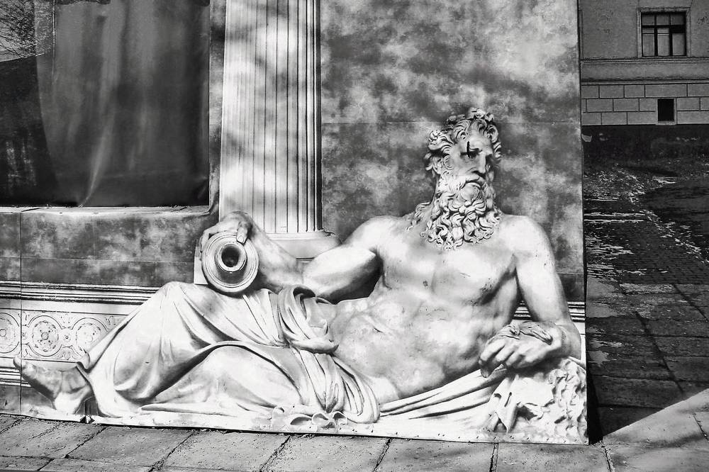 Барельеф на фасаде жилого дома, г. Магнитогорск.