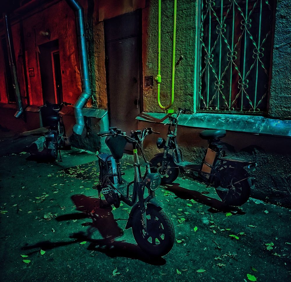 У метро Новослободская.