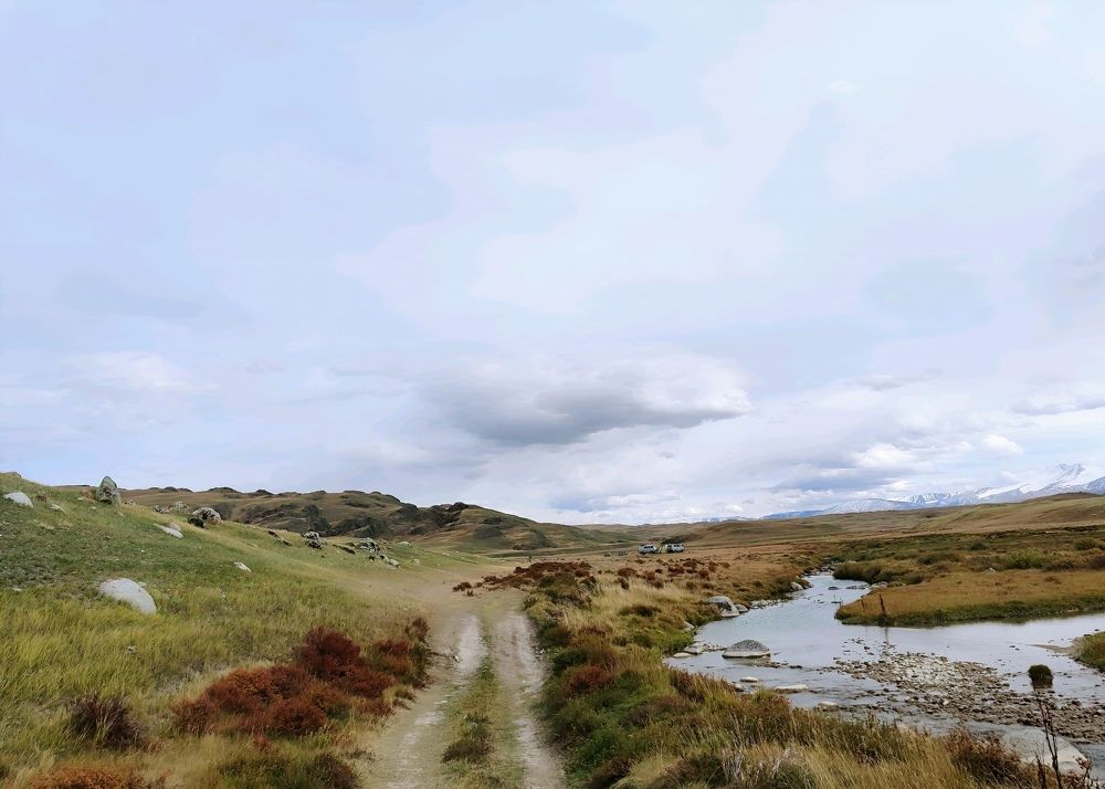 Дорога вдоль реки