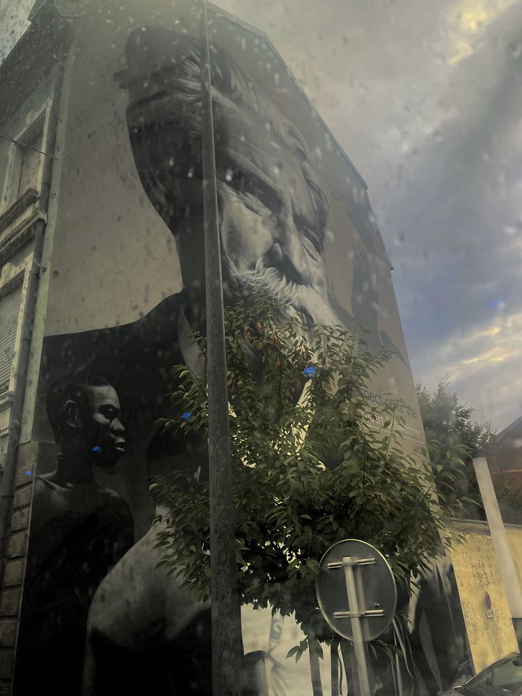 Graffiti portrait of a man on the wall