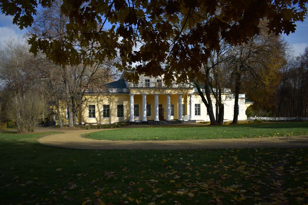 В парке музея