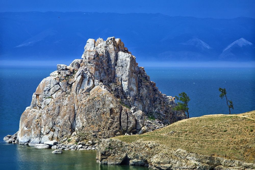 Скала Шаманка на озере Байкал