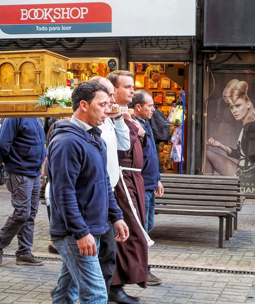 Poco religiosa la modernosa