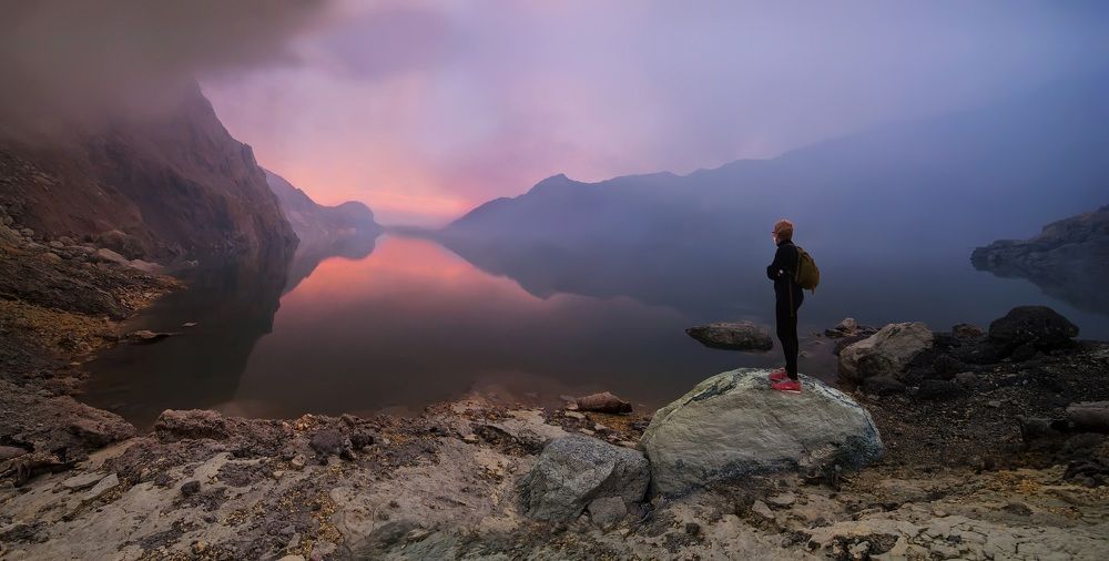Рассвет в кратере вулкана Иджен