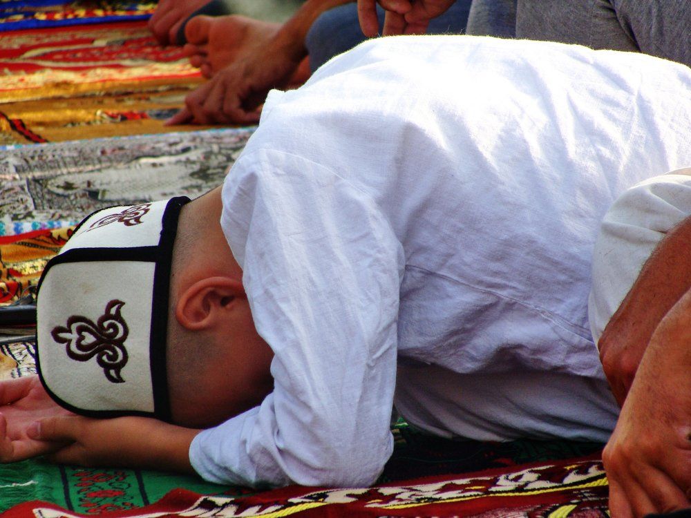 Мальчик на молитве