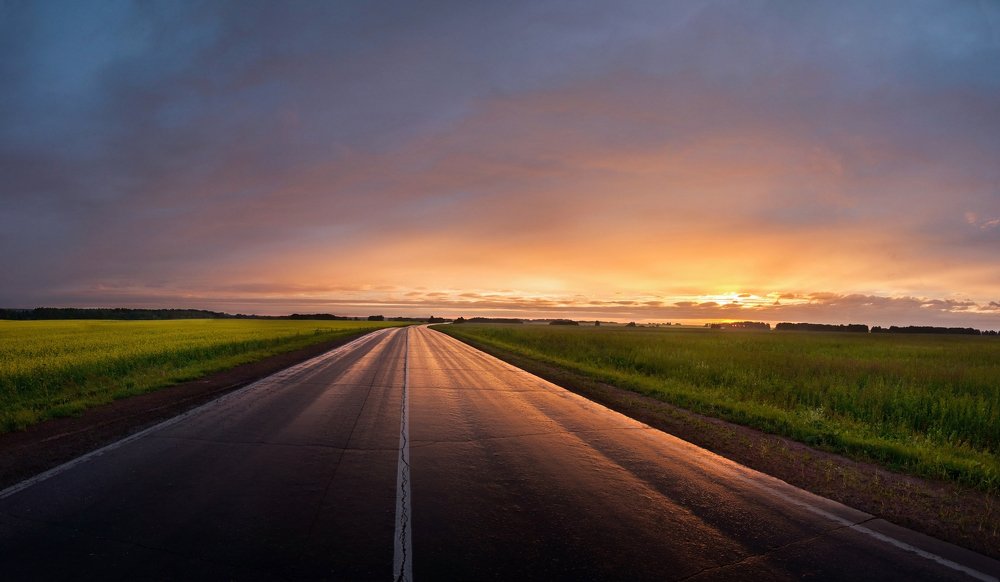 Панорама красивейшего заката после дождя
