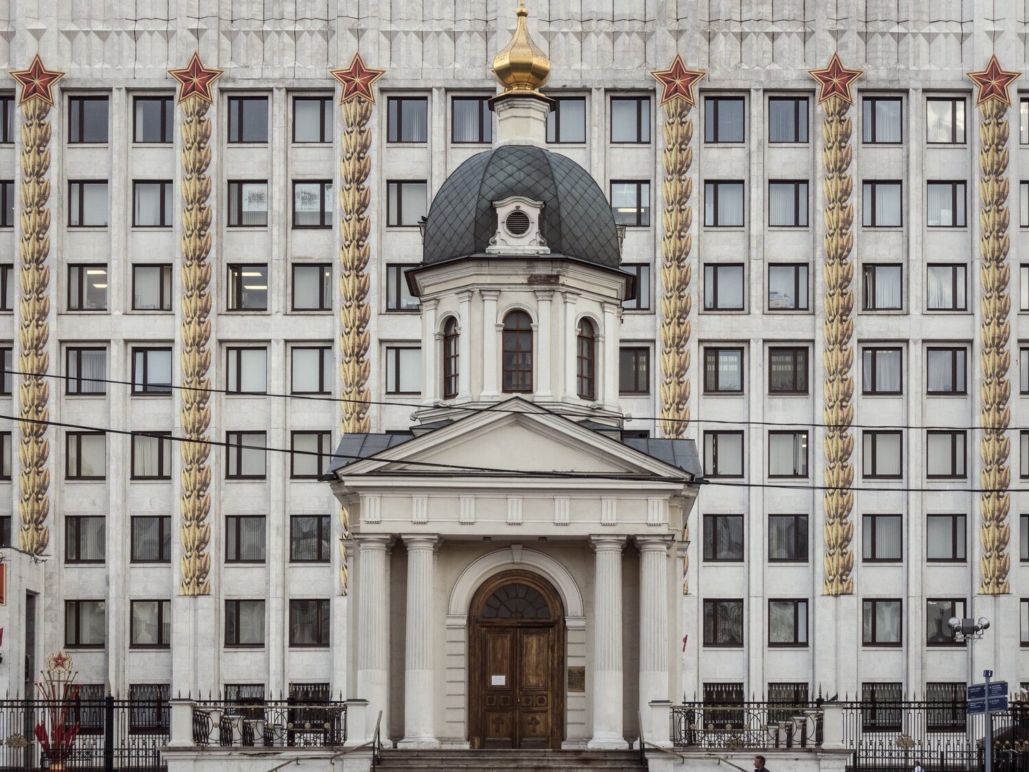Храм-часовня Бориса и Глеба на фоне Генштаба