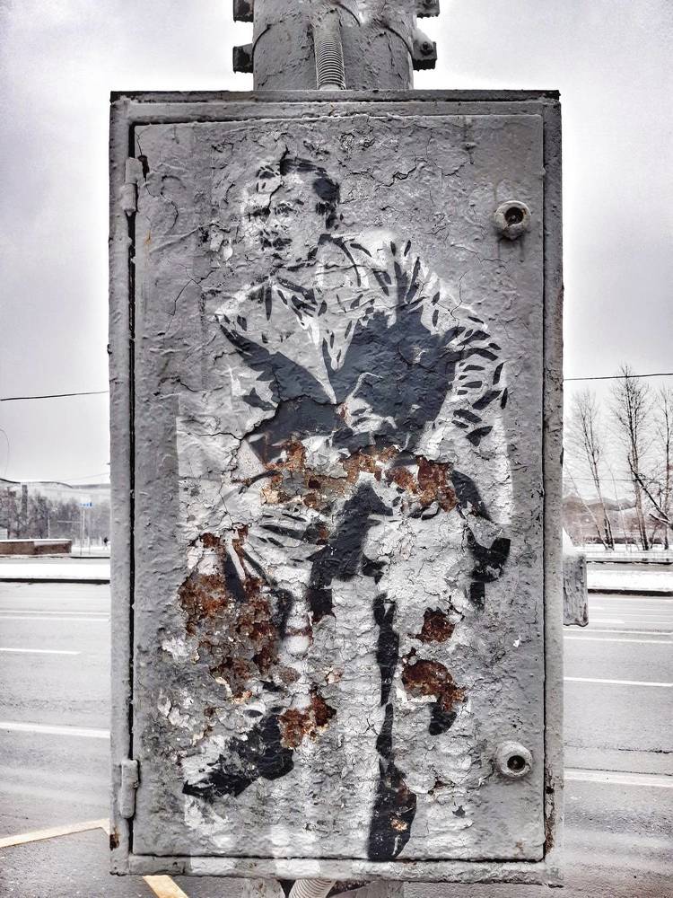 На остановке. Этого граффити уже нет