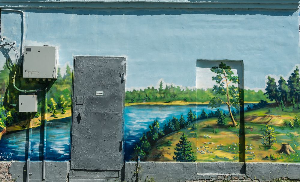 Пейзаж с дверью