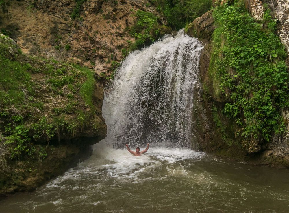 Купание в водопаде
