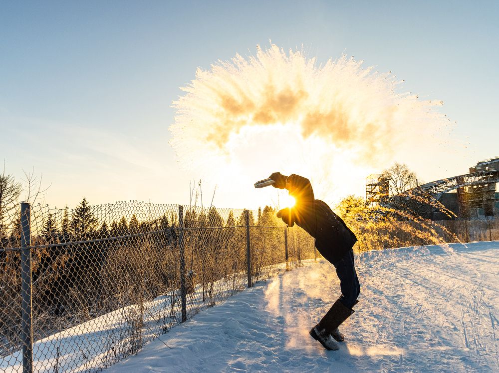 Восход солнца. Фейерверк из кипятка на морозе.