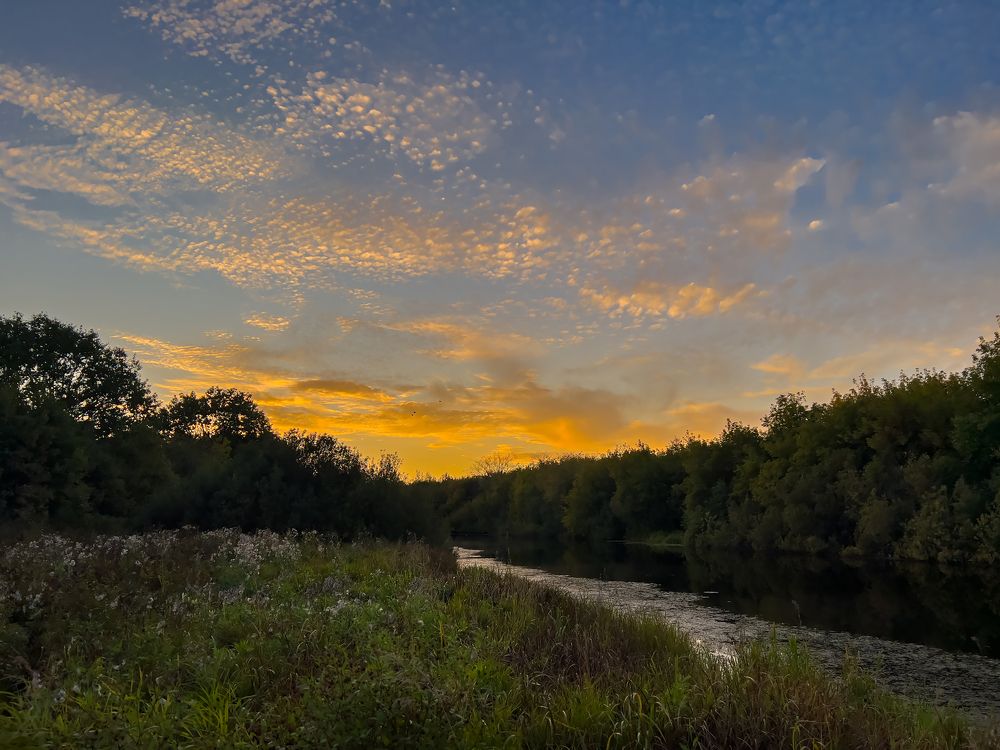 Закат над заливным озером