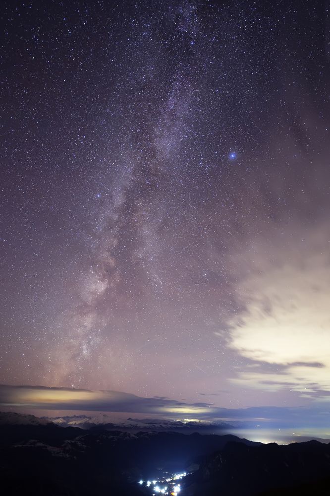 Млечный Путь и улетаюшая комета над перевалом Гум-Баши