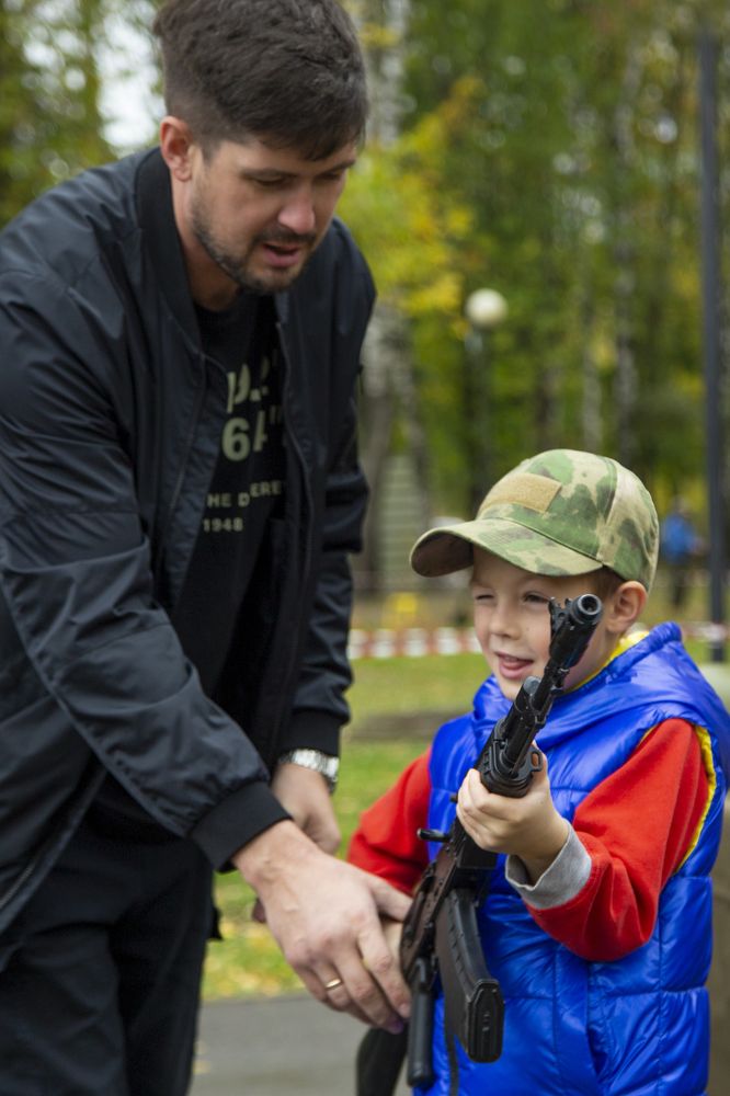 Папа, дай я сам!