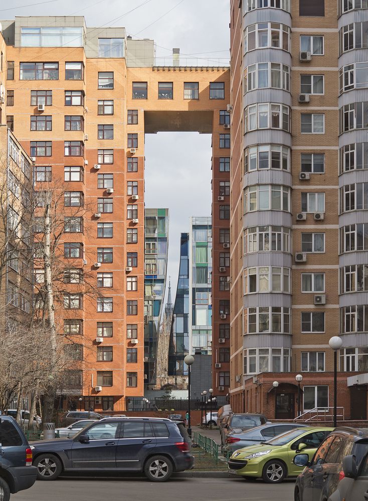 Архитектурный пролет к храму